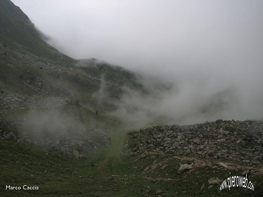 03_La nebbia risale il Passo di Mezzeno.JPG
